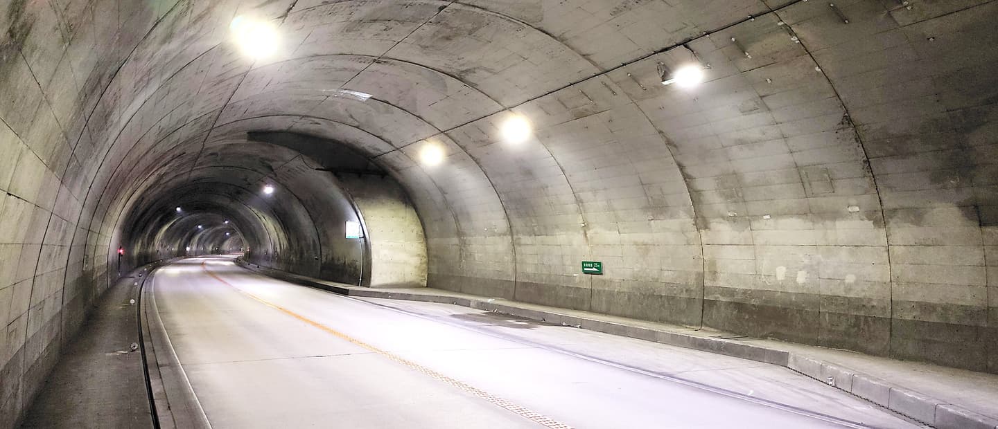 中川トンネル道路照明設備更新工事